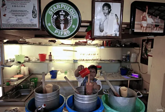 Sirven pulque de diferentes sabores en el bar "La Botija"