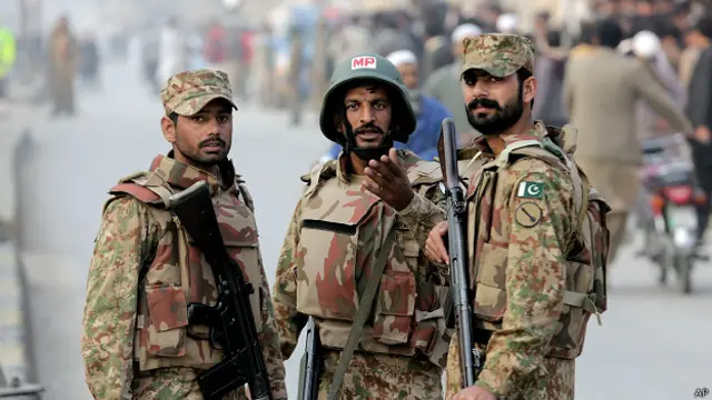 militares pakistaníes en Peshawar