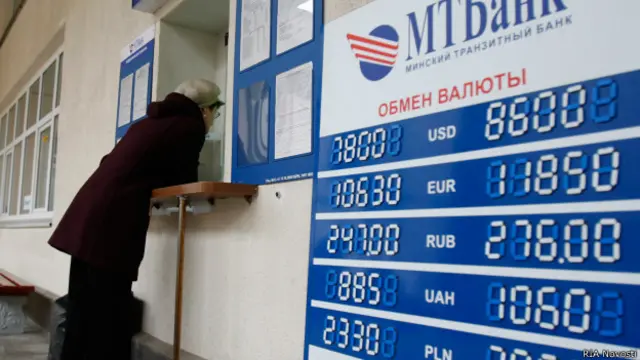 Женщина у обменника