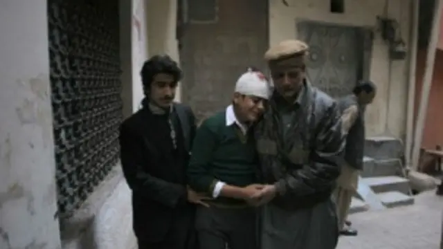 पेशावर के आर्मि स्कूल पर हुए हमले में 132 बच्चों की मौत हो गई.