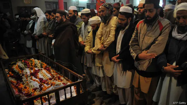 کئی ہلاک شدگان کی تدفین منگل کی رات کو ہی کر دی گئی