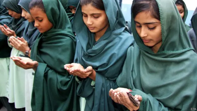 صوبہ سندھ میں تقریباً سترہ فیصد سرکاری سکول لڑکیوں کے ہیں