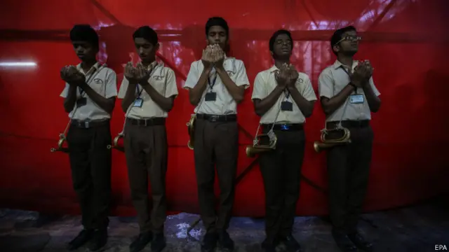 भारतीय बच्चे, पाकिस्तान में मारे गए लोगों के प्रति संवेदना व्यक्त करते हुए