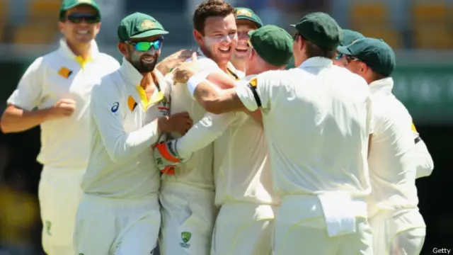 ہیزل وڈ کو اپنے پہلے میچ میں پہلی وکٹ لینے پر آسٹریلوی کھلاڑی مبارکباد دیتے ہوئے