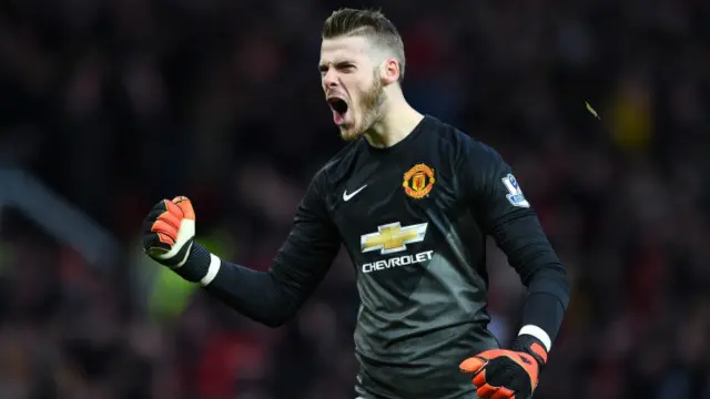 Ông van Gaal cho hay Man Utd đã đề xuất các mức lương bổng 'rất nhiều tiền' để giữ chân thủ thành De Gea.