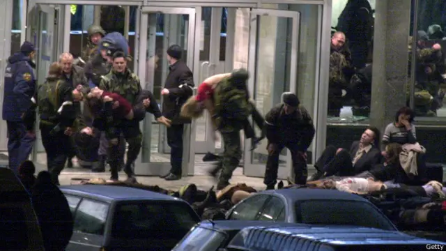 Сотрудники спецслужб выносят пострадавших заложников из освобожденного здания театрального центра на Дубровке