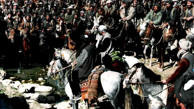 د افغانستان شمال صوف دره کې د ۲۰۰۱ کال اپریل میاشت پر مهال د دوستم ملاتړو تر منځ د جګړې شورا.