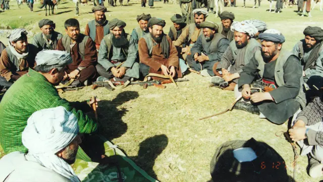 صوف دره کې له جنګیالیو سره سلا مشورې، ۲۰۰۱ کال اپریل میاشت.