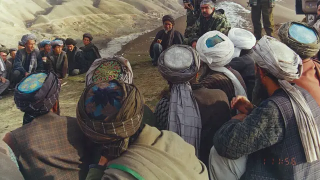 دوستم د جګړې په کالیو کې د صوف درې له ملکي خلکو سره په غونډه کې، د ۲۰۰۱ کال پسرلی.