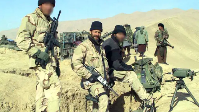 بارټ ډېکر د (سوفلم) لېزر الې په مټ د دښمن موقعیت پیدا کوي (د عملیاتو غړو مخونه پټ شوي).