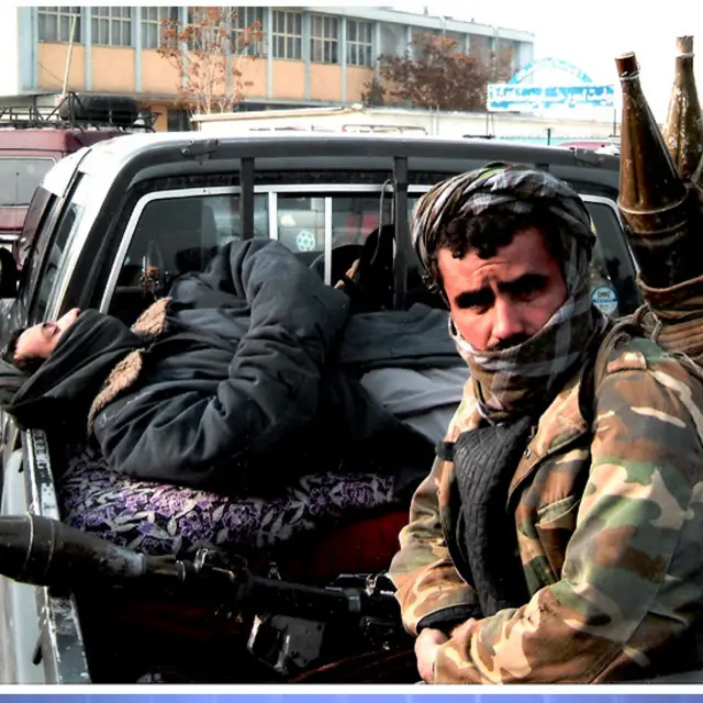 ازبک جنګیالي، په احتمالي ډول د مزار شریف څنډو کې، د ۲۰۰۱ کال نومبر میاشت پیل