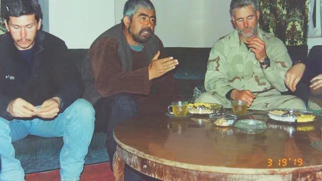 د سي آي اې عملیاتو غړی مایک سپن په جنګي کلا کې د طالب بندیانو بلوا پر مهال د دغه عکس له اخیستلو څو شېبې وروسته ووژل شول.