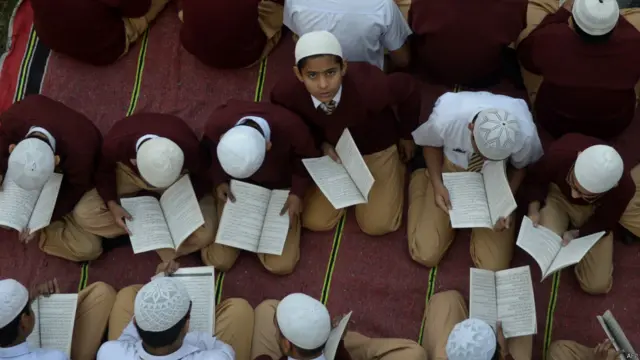 ملک بھر کے سکولوں میں ہلاک ہونے والے بچوں کے لیے دعائیہ تقریبات کا اہتمام کیا گیا۔