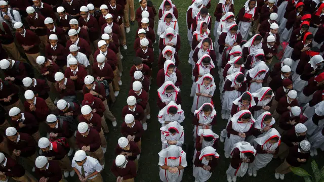 وزیر تعلیم پنجاب رانا مشہور احمد کا کہنا ہے کہ صوبے بھر میں سرکاری اور نجی سکولوں کی تعداد 80 ہزار ہے