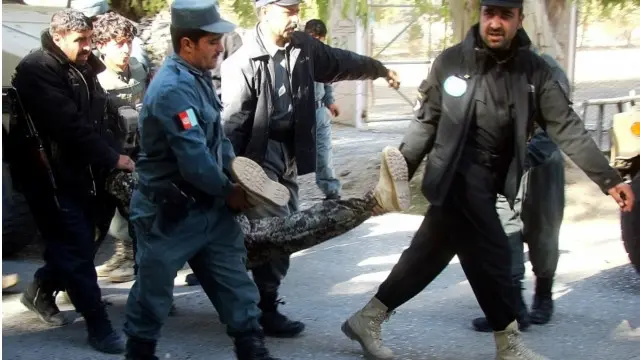 په وژل شویو کې یو د عامه ساتنې سرتېری او د بانک ساتونکی دی.