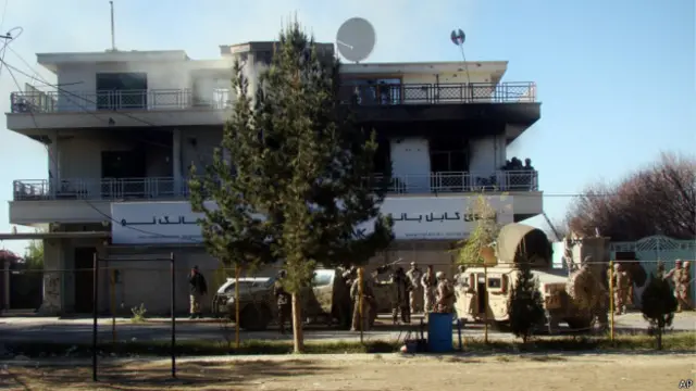 لومړی یوه ځانمرګي برید کوونکي د بانک مخې ته ځان چوولی او څلورو نورو ته یې بانک ته لاره پرانیستې ده