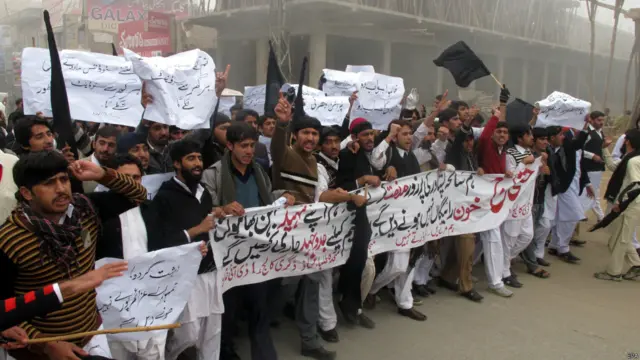 صوبہ خیبر پختونخواہ کے شہر ڈیرہ اسماعیل خان میں بھی پشاور کے سکول پر حملے کے خلاف احتجاجی ریلی نکالی گئی۔