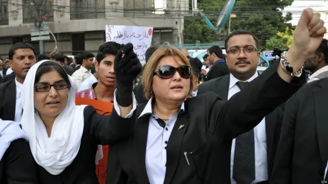 کراچی میں وکلا نے بھی سکول پر حملے کی مذمت کرتے ہوئے احتجاج کیا۔ 