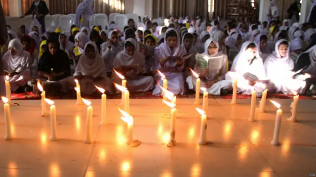 حیدر آباد میں بھی سکول کی طالبات نے قرآن خوانی اور دعا کی۔