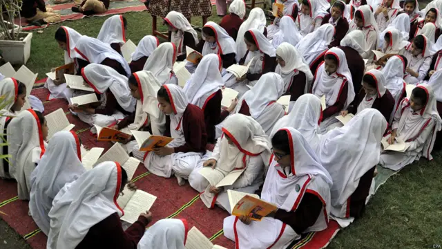 کراچی کے ایک سکول کی طالبات ہلاک ہونے والے طلبا کے لیے قران خوانی کرتے ہوئے۔