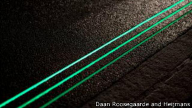 Luz fluorescente que ilumina la "carretera del futuro" N329, en Oss, Holanda. (Foto de Daan Roosegaarde & Heijmans).
