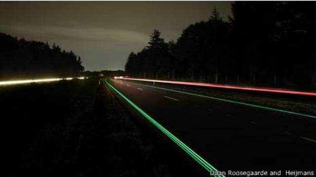 Iluminación fluorescente de Daan Roosegaarde para las carreteras. (Foto de Daan Roosegaarde & Heijmans).  