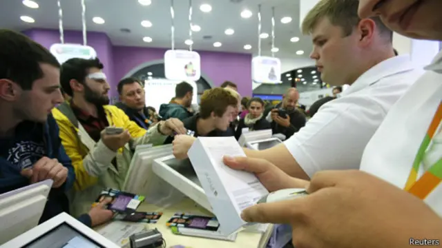 سقوط نرخ برابری روبل باعث هجوم خریداران اقلام وارداتی از جمله محصولات اپل شده بود