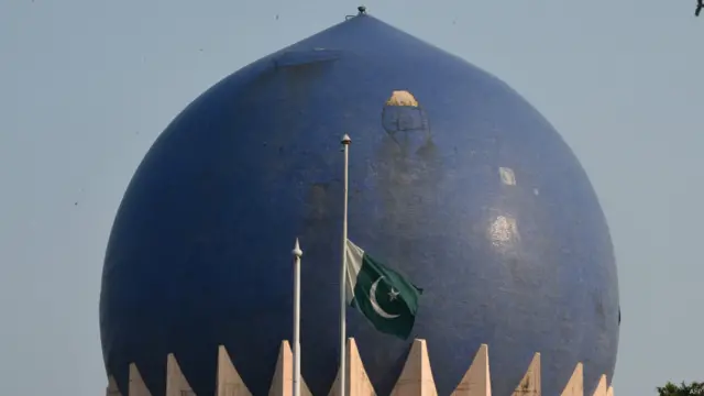 پاکستان کے علاوہ بیرون ممالک میں پاکستانی ہائی کمشنز اور سفارت خانوں میں قومی پرچم سوگ میں سرنگوں رہا۔ 