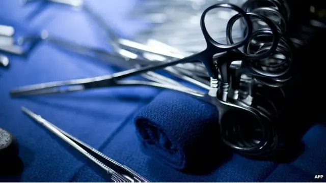 قزاقستان میں ڈاکٹروں کو ایک شخص جسے بھوک نہ لگنے کی شکایت تھی کے پیٹ سے ایک آٹھ انچ لمبا جراحی چمٹا ملا ہے