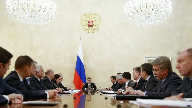 Премьер Дмитрий Медведев проводит совещание по поводу рубля