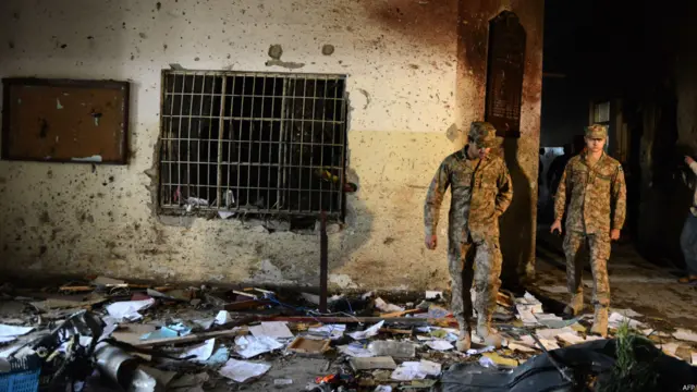 سکول کے کل چار بلاک ہیں جن میں ایک آڈیٹوریم، ایک انتظامی بلاک، جبکہ دو تدریسی بلاک ہیں۔حکام کے مطابق شدت پسند سیدھے آڈیٹوریم میں آئے جہاں بچوں کا اجتماع تھا اور سب سے زیادہ اموات یہاں ہوئیں۔