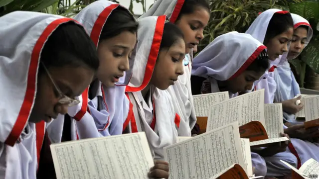 Niñas paquistaníes oran por las víctima de matanza