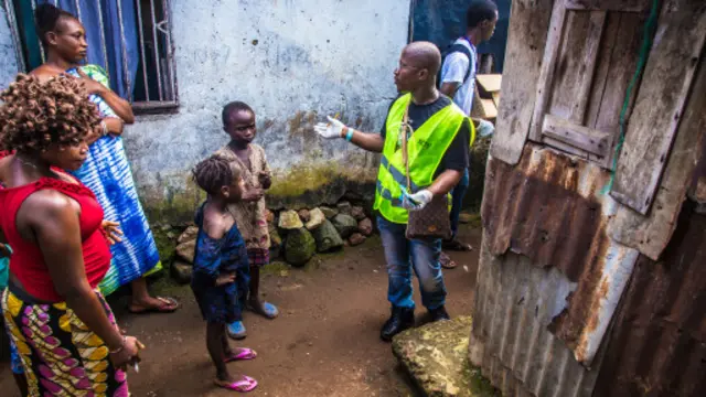 
Des équipes du personnel soignant vont visiter les habitants et les interroger sur la présence de malades.
