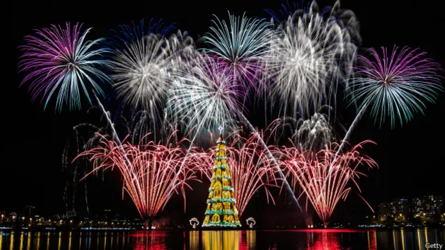 Fuegos artificiales en la inauguración del árbol de Navidad en la laguna de Freitas, en Río de Janeiro