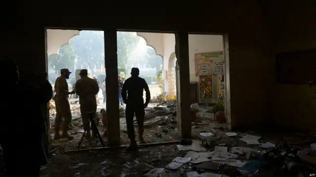 نواز شریف نے یہ اجلاس منگل کو پشاور میں سکول پر شدت پسندوں کے حملے کے بعد طلب کیا تھا جس میں حزب اختلاف کی جماعت تحریک انصاف کے سربراہ سمیت ملک کی تقریباً تمام اعلیٰ سیاسی قیادت نے شرکت کی۔