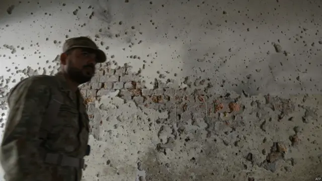 اس سے قبل منگل کو رات گئے پاکستانی فوج نے اعلان کیا تھا کہ اس حملے میں 132 بچوں سمیت کل 141 ہلاکتیں ہوئیں اور ہلاک ہونے والوں میں سات خودکش حملہ آور بھی شامل تھے جو سبھی مارے گئے۔