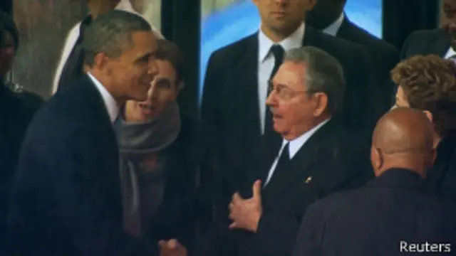 အမေရိကန် သမ္မတ အိုဘားမားနဲ့ ကျူးဘား သမ္မတ ကတ်စထရိုတို့ မန်ဒဲလား စျာပနမှာ တွေ့ခဲ့စဉ်။