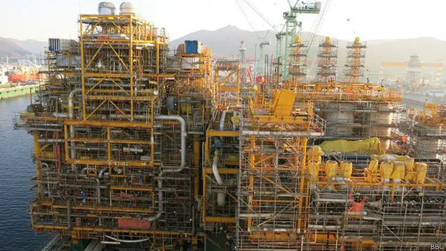 Plataforma flotante de gas Prelude, de Shell, en construcción en Corea del Sur