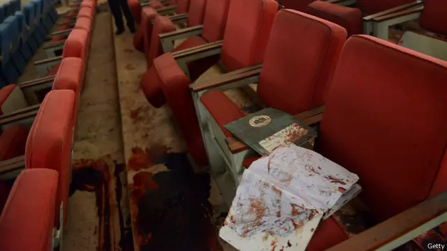 سکول کے آڈیٹوریم میں شاید ہی کوئی کرسی بچی ہو جو خون سے لت پت نہ ہو