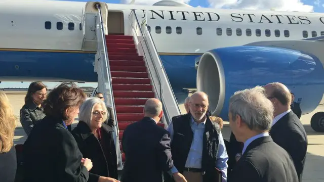 امریکی ٹھیکے دار الین گراس مین ایک امریکی حکومت کے طیارے سے کیوبا سے واپس امریکہ پہنچے