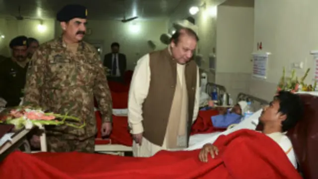 घायलों का हालचाल लेते प्रधानमंत्री नवाज़ शरीफ़ और सेना प्रमुख राहील शरीफ़