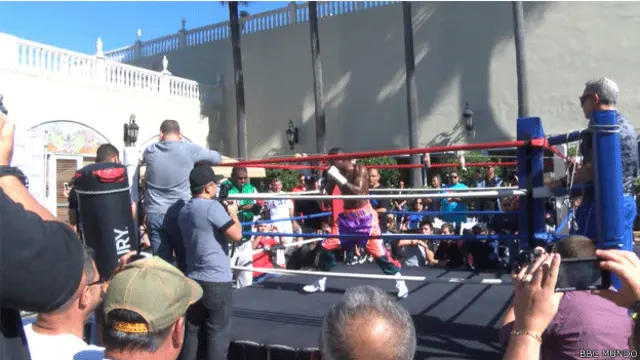 Al aire libre, en el estacionamiento del Versailles, muchos aficionados eran ajenos al revuelo frente a la famosa ventanita, y algunos decían que no querían saber nada de política.