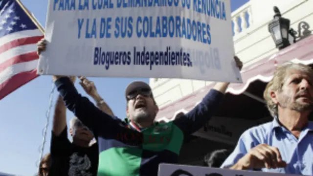 Frente al Versailles muchos en Miami expresaron su opinión. Foto Reuters.
