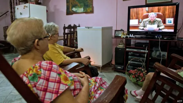 El país se plantó ante la televisión para escuchar a Castro.