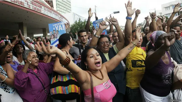 En La Habana celebraron la liberación de los tres agentes detenidos.
