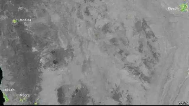 Di Arab Saudi, cahaya saat Ramadan berpusat di pusat-pusat kota.