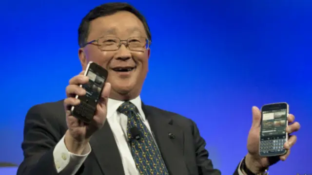 Kepala Eksekutif Blackberry, John Chen, memamerkan Classic.