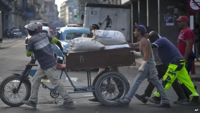 د کیوبا حکومت د خپل اقتصادي مخ په ځوړ حالت پړه پر واشنګټن اچوي.