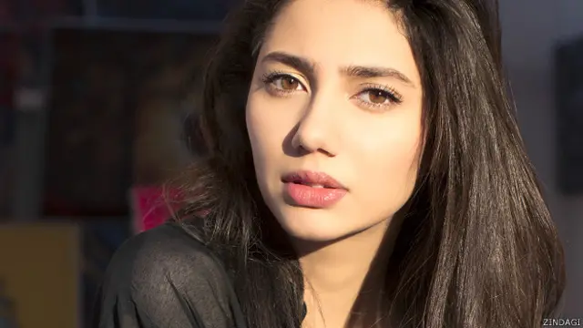 ماہرہ خان نے فلم ’رئیس‘ میں شاہ رخ خان کے ساتھ کام کیا ہے