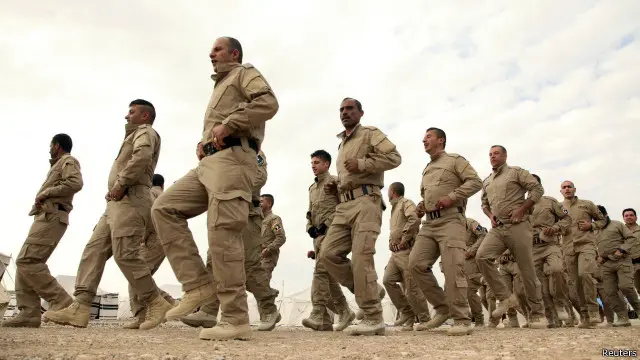 متطوعون سنة من الموصل يشاركون في تدريبات استعدادا لقتال مسلحي تنظيم الدولة.